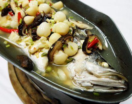 เมนูอาหารอร่อย : ปลากระพงนึ่งกระเทียมโทน